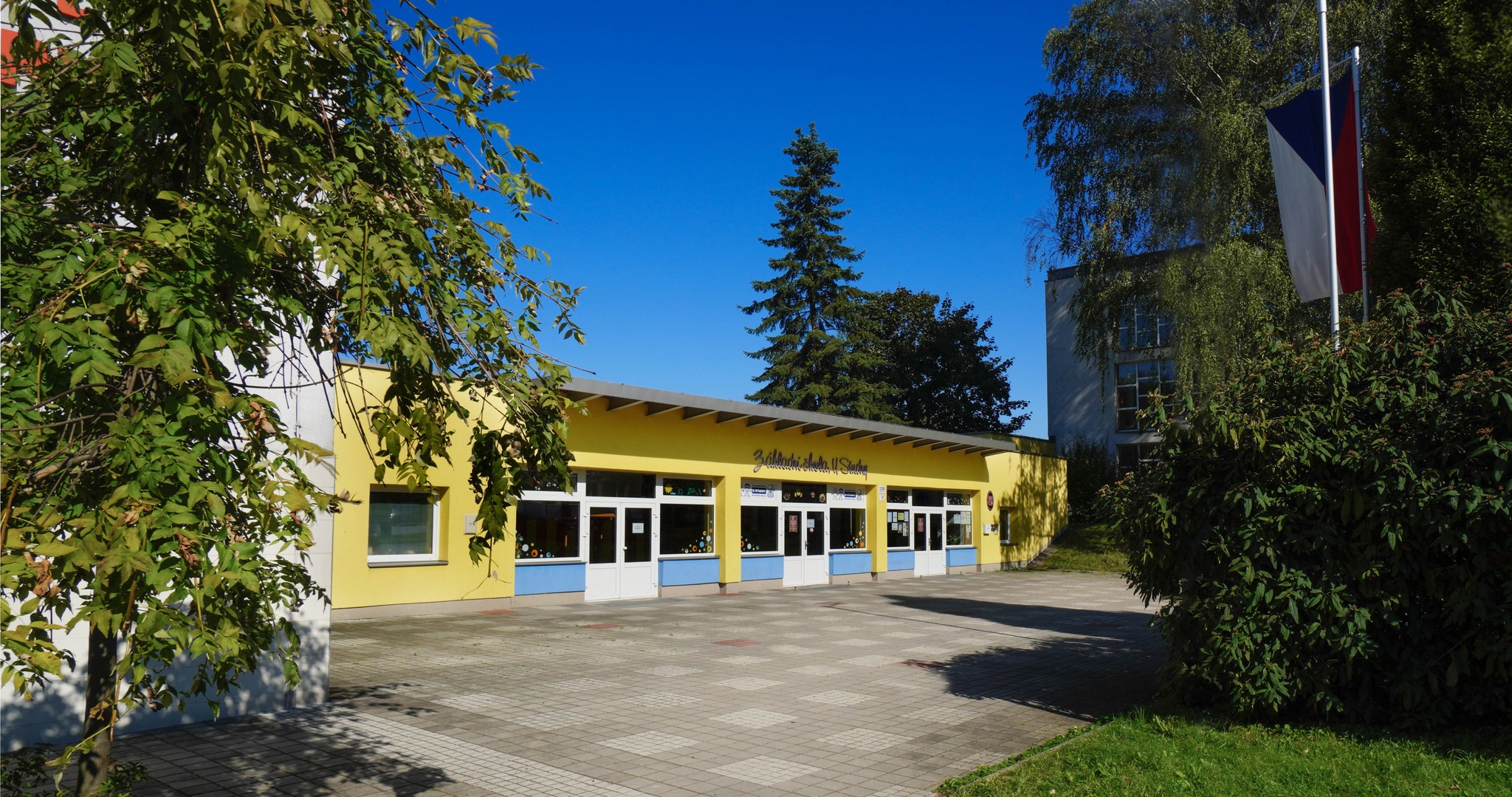 Budova základní školy a mateřské školy U Studny